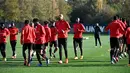 Para pemain Rennes melakukan pemanasan saat mengikuti sesi latihan tim di Pusat Pelatihan Henri-Guerin di La Piverdiere di Rennes, Prancis barat (3/11/2020). Rennes akan bertanding melawan Chelsea pada grup E Liga Champions di Stamford Bridge, London. (AFP/Damien Meyer)