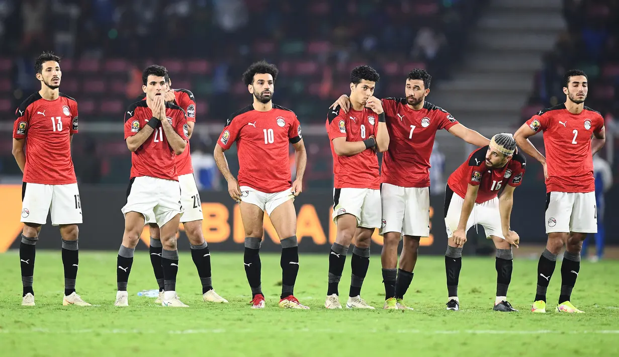 Para pemain Mesir bereaksi dalam adu penalti menghadapi Senegal pada laga final Piala Afrika 2021 di Paul Biya Stadium, Senin (07/02/2022) dini hari WIB. Senegal berhasil menjuarai Piala Afrika 2021 setelah menang 4-2 atas Mesir via adu penalti. (CHARLY TRIBALLEAU / AFP)