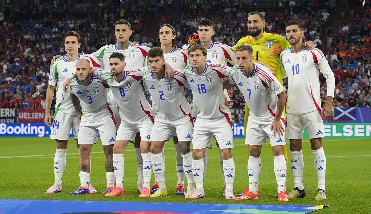 Para pemain starting XI Timnas Italia berfoto bersama jelang dimulainya laga matchday kedua Grup B Euro 2024 menghadapi Timnas Spanyol di Arena Aufschalke, Gelsenkirchen, Jerman, Kamis (20/6/2024). (AP Photo/Alessandra Tarantino)