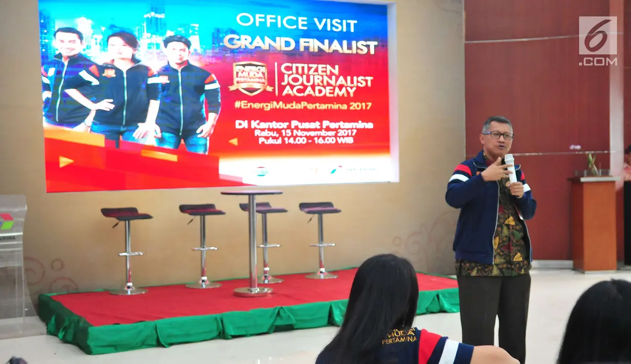 Sekretaris Pertamina, Syahrial Mochtar memberi sambutan saat menerima kunjungan finalis Citizen Journalist Academy (CJA) Energi Muda Pertamina di Kantor Pusat Pertamina, Jakarta, Rabu (15/11). (Liputan6.com/Helmi Afandi)