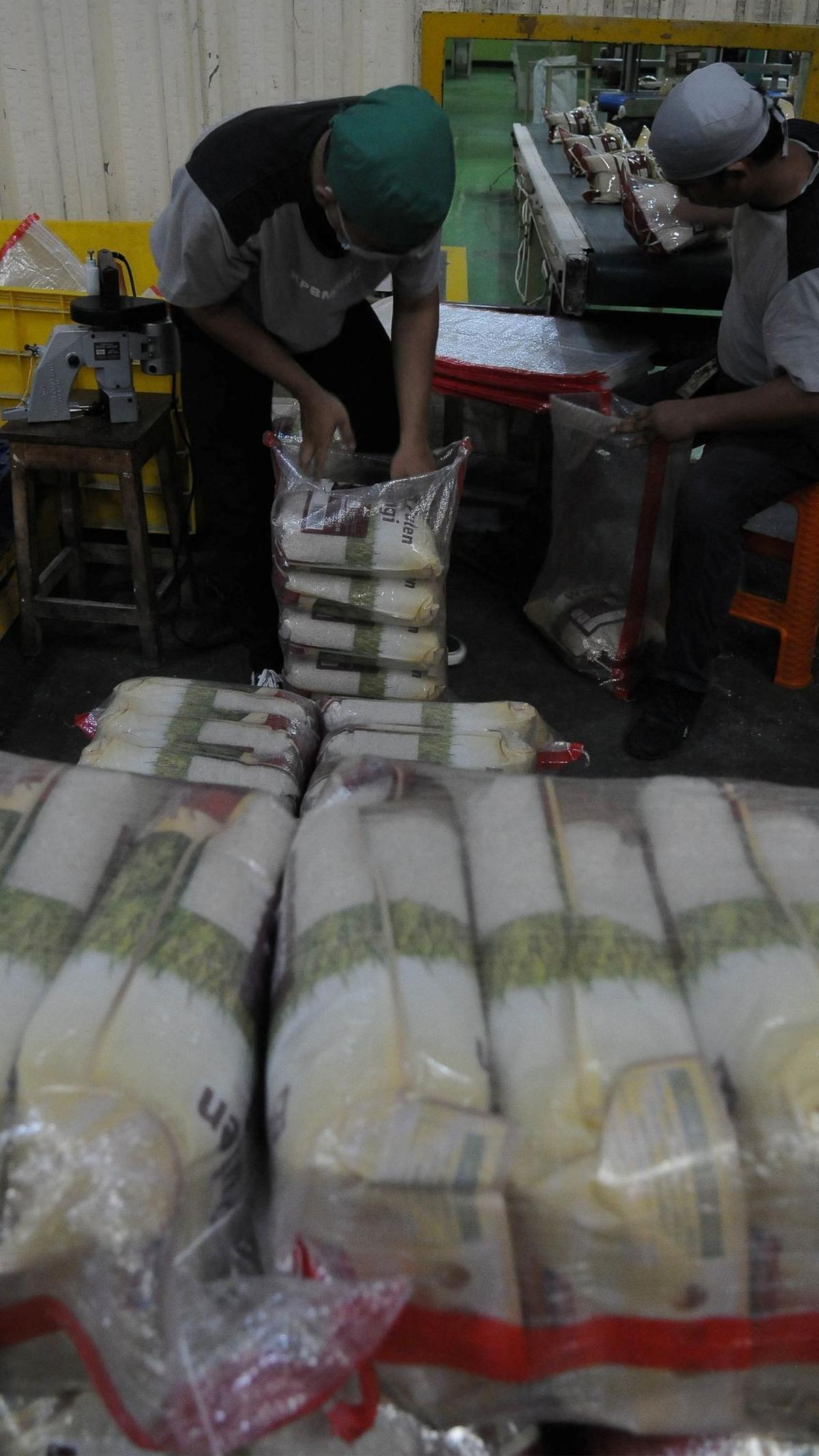 Hal ini dilakukan agar tidak terjadi kelangkaan beras premium di sejumlah gerai ritel modern di Jabodetabek.&nbsp;Foto: merdeka.com / Imam Buhori