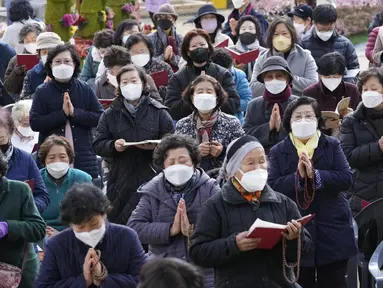 Orang tua mendoakan keberhasilan anak mereka selama kebaktian khusus pada malam ujian masuk perguruan tinggi di kuil Buddha Jogyesa, Seoul, Rabu (17/11/2021). Sekitar 500.000 siswa SMA di Korea Selatan diperkirakan akan mengikuti Tes Kemampuan Skolastik Perguruan Tinggi. (AP Photo/Ahn Young-joon)