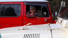Sopir jeep menunggu wisatawan yang akan melanjutkan perjalanan ke Gunung Bromo di Kecamatan Tosari, Pasuruan, Jawa Timur, Sabtu (4/11). Mobil ini mampu membawa 5 penumpang. (Liputan6.com/Fery Pradolo)