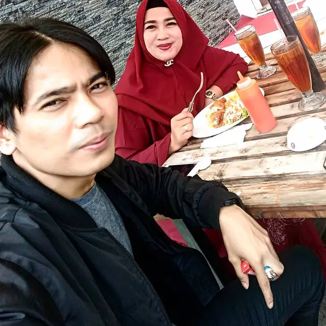 Bebas dari Penjara, Ini 6 Momen Manis Aris Idol dan Sang Istri