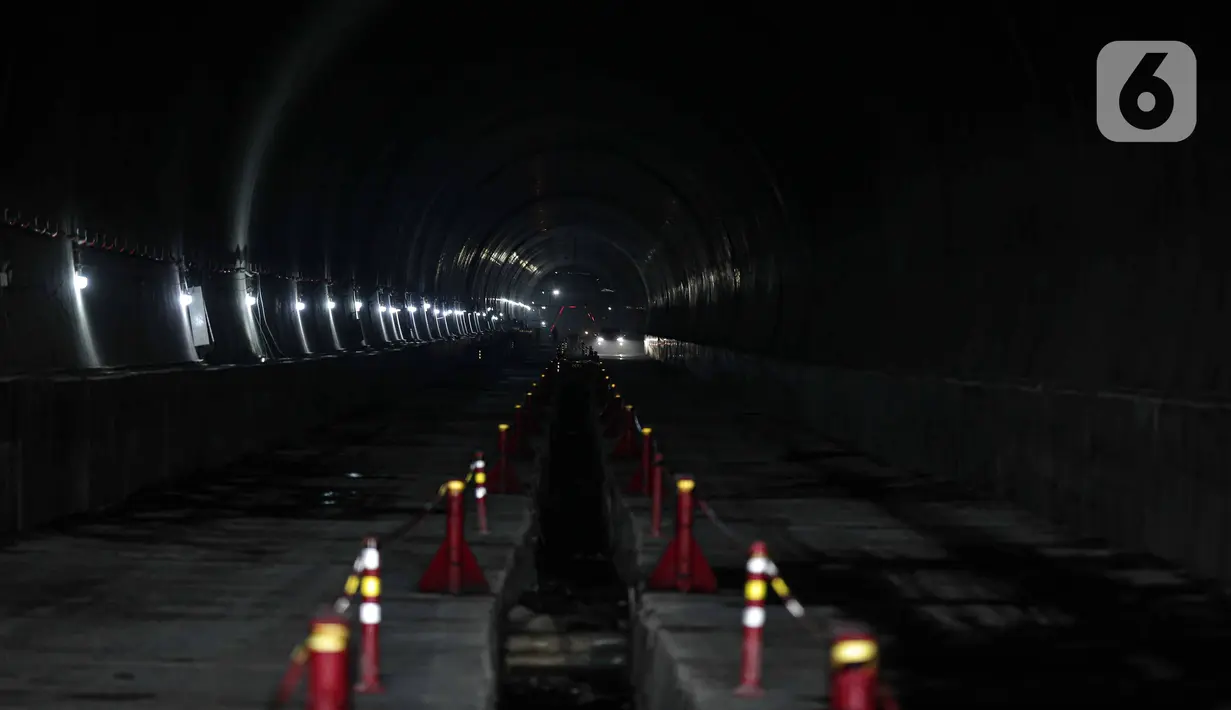 Suasana proyek Tunnel 6 kereta cepat Jakarta-Bandung di kawasan Cikalong Wetan, Depok, Purwakarta, Jawa Barat, Rabu (30/3/2022). Saat ini, progres pengerjaan proyek yang dilaporkan manajemen Kereta Cepat Indonesia China sudah cukup tinggi. (Liputan6.com/Faizal Fanani)