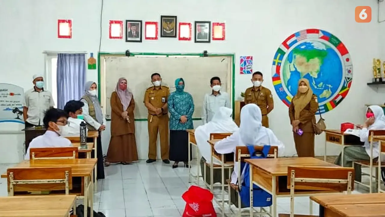 Ketua PKK Makassar Indira Yusuf Ismail tinjau simulasi PTM (Liputan6.com)