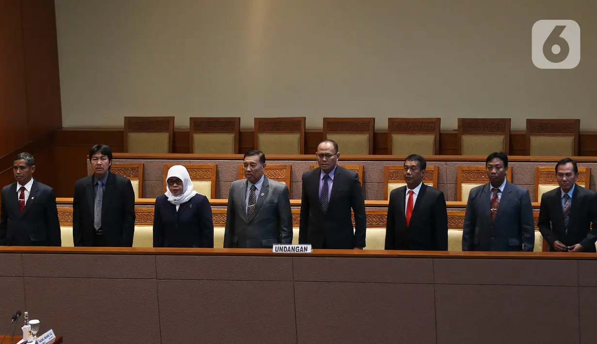 Calon Hakim Agung dan Calon Hakim Ad Hoc saat pengesahan pada Rapat Paripurna di Kompleks Parlemen Senayan, Jakarta, Senin (3/2/2020). DPR mengesahkan lima hakim agung dan tiga hakim ad hoc pada Mahkamah Agung (MA) dalam Rapat Paripurna. (Liputan6.com/Johan Tallo)