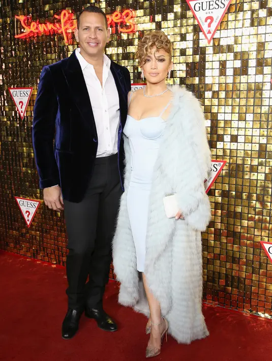 Penyanyi Jennifer Lopez ditemani sang kekasih, Alex Rodriguez berpose untuk fotografer setibanya menghadiri acara kampanye Guess 2018 di Los Angeles, 31 Januari 2018. (Rachel Murray/Getty Images for Guess, Inc./AFP)
