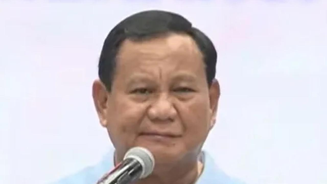 Hasto lantas membandingkan posisi Prabowo Subianto yang tetap menjadi Menteri Pertahanan (Menhan) meski maju sebagai calon presiden (capres).