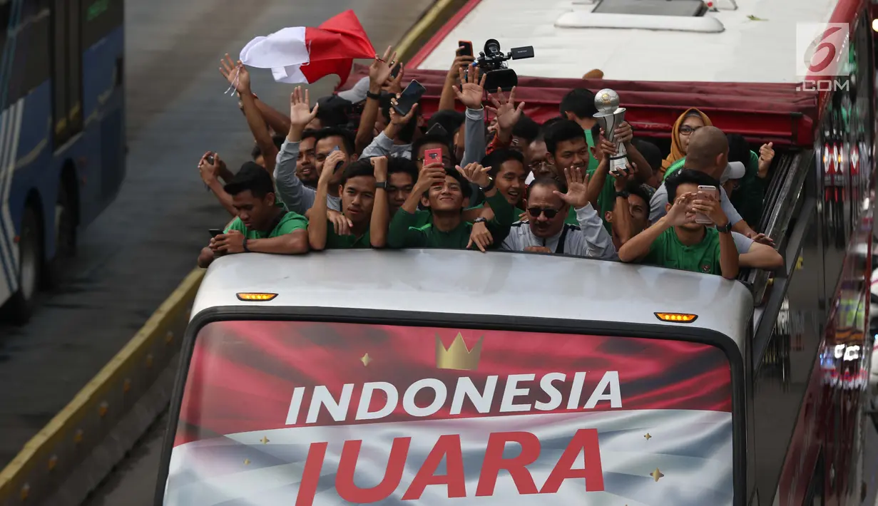Arak-arakan Timnas Indonesia U-22 usai menjuarai Piala AFF U-22 2019 melintasi Jalan MH Thamrin, Jakarta, Kamis (29/2). Timnas U-22 Indonesia diarak menuju Istana Merdeka menemui undangan Presiden Joko Widodo atau Jokowi. (Liputan6.com/Helmi Fithriansyah)