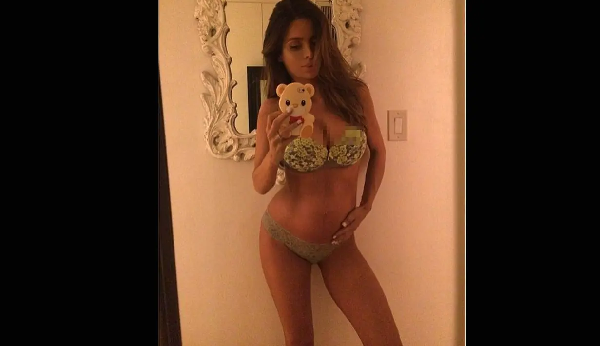 Seorang model asal Amerika, Sarah Stage yang berusia 31 tahun ini tengah hamil 8 bulan. (instagram.com/sarahstage)