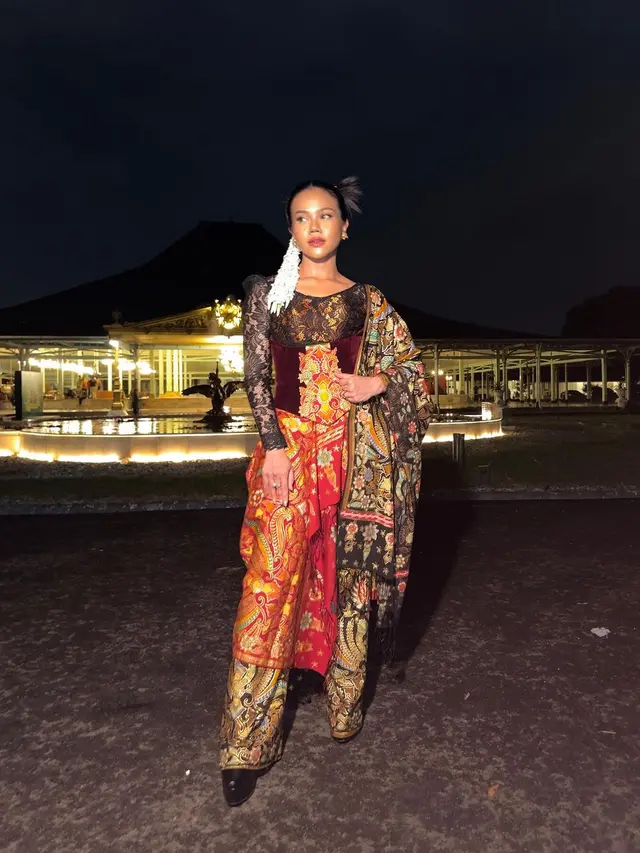 Tak Melulu untuk Kondangan, 8 Inspirasi Pakai Kebaya dari Raline Shah, Mahalini Raharja, hingga BCL