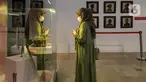 Pengunjung saat melihat pameran The Truth Inside You: Alunan Kisah Tentang Perempuan di Museum Nasional, Jakarta, Sabtu (7/1/2023). Pameran The Truth Inside You yang berlangsung hingga 15 Januari mendatang merupakan sarana edukasi kepada masyarakat bahwa peran perempuan sangat besar bagi Indonesia sejak berabad silam. (Liputan6.com/Faizal Fanani)