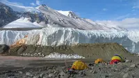 Air terjun darah merupakan aliran air dari gletser yang ada di Antartika