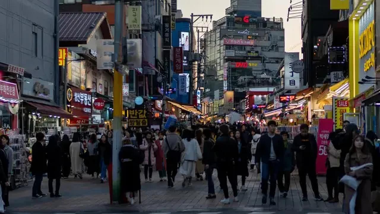 "Korea Selatan tahun 50 (1950) sama-sama miskin, tapi ahun 90 (1990) mereka high income, kita masuk middle income. Mereka lari lebih cepat,"