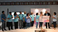 Karyawan Roche Indonesia mengumpulkan dana sebesar Rp138 juta dengan gerakan Roche's Children Walk. Donasi disalurkan melalui Yayasan Kasih Anak Kanker Indonesia (YKAKI). (Liputan6.com/Chelsea Anastasia)