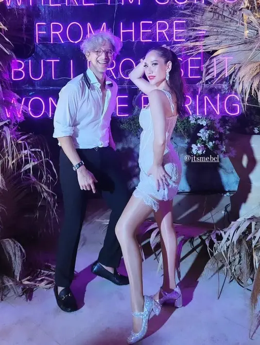 BCL tampil dengan mini sleeveless warna putih dengan model bustier lace. Membuat tampil seksi nan elegan. [@didietmaulana]