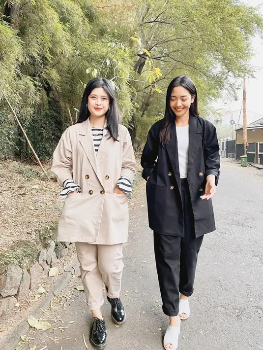 Tampil dengan blazer oversized juga oke. [IG @ririndwiariyanti]