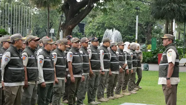 Satpol PP DKI Jakarta melakukan apel kegiatan pengawasan dan penertiban tempat usaha hiburan dan rekreasi bersama Tim Terpadu dalam rangka menjaga ketertiban umum selama Ramadhan dan Idul Fitri, di Balai Kota.