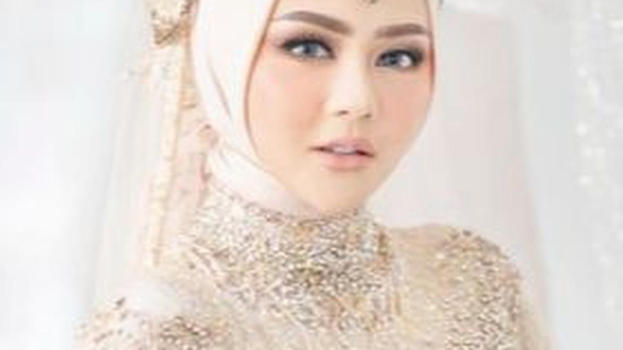 Katy Perry Indonesia, Jenita Janet yang dikenal dengan rambut palsu warna-warninya mengejutkan publik di tahun 2023. Pada pertengahan tahun, Janet memutuskan untuk menutup aurat dan tak banyak tampil di tv demi total melakukan hijrah.