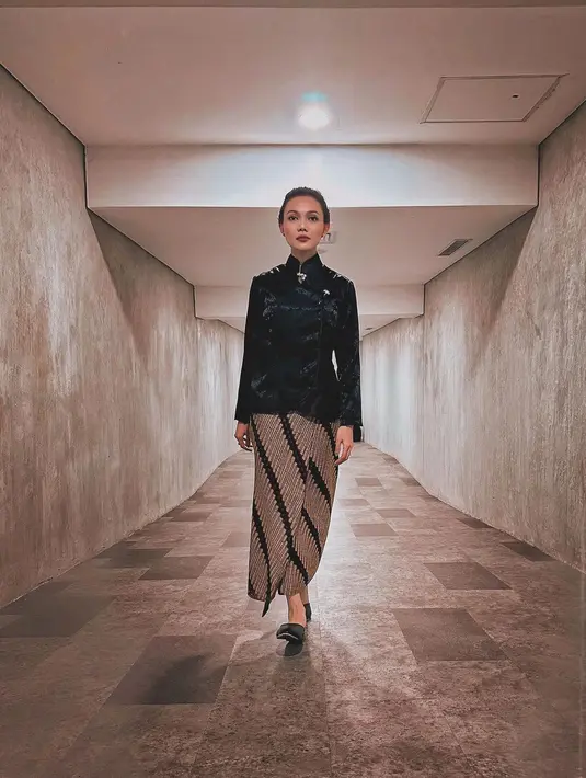 Kebaya tersebut dipadukan dengan kain batik warna coklat dan  dipermanis dengan bros-bros emas yang cantik.  [@rinanose16]