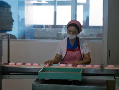 Seorang pekerja memeriksa produk sabun yang siap dikemas di Pabrik Kosmetik Pyongyang di Pyongyang, Korea Utara, 8 September 2018. Pabrik Kosmetik Pyongyang adalah salah satu produsen utama barang-barang kosmetik di Korea Utara. (AP Photo/Ng Han Guan)