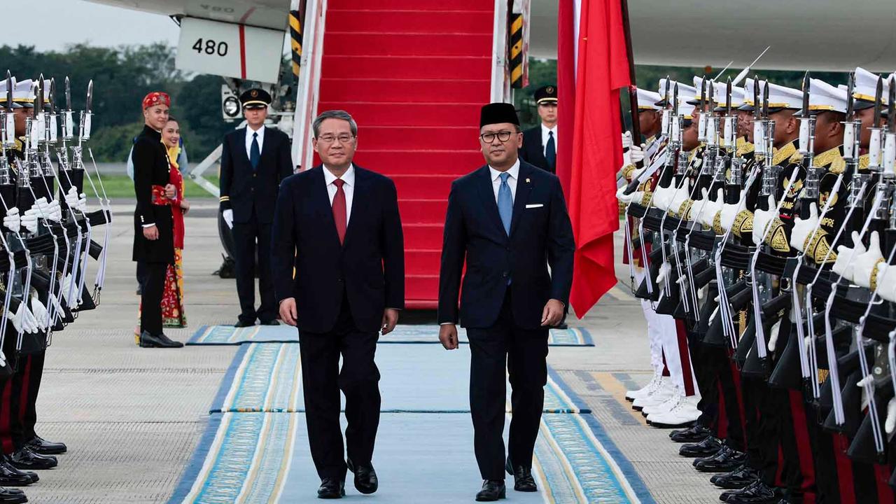 FOTO: Menteri Investasi Rosan Menyambut Kedatangan PM China Li Qiang
