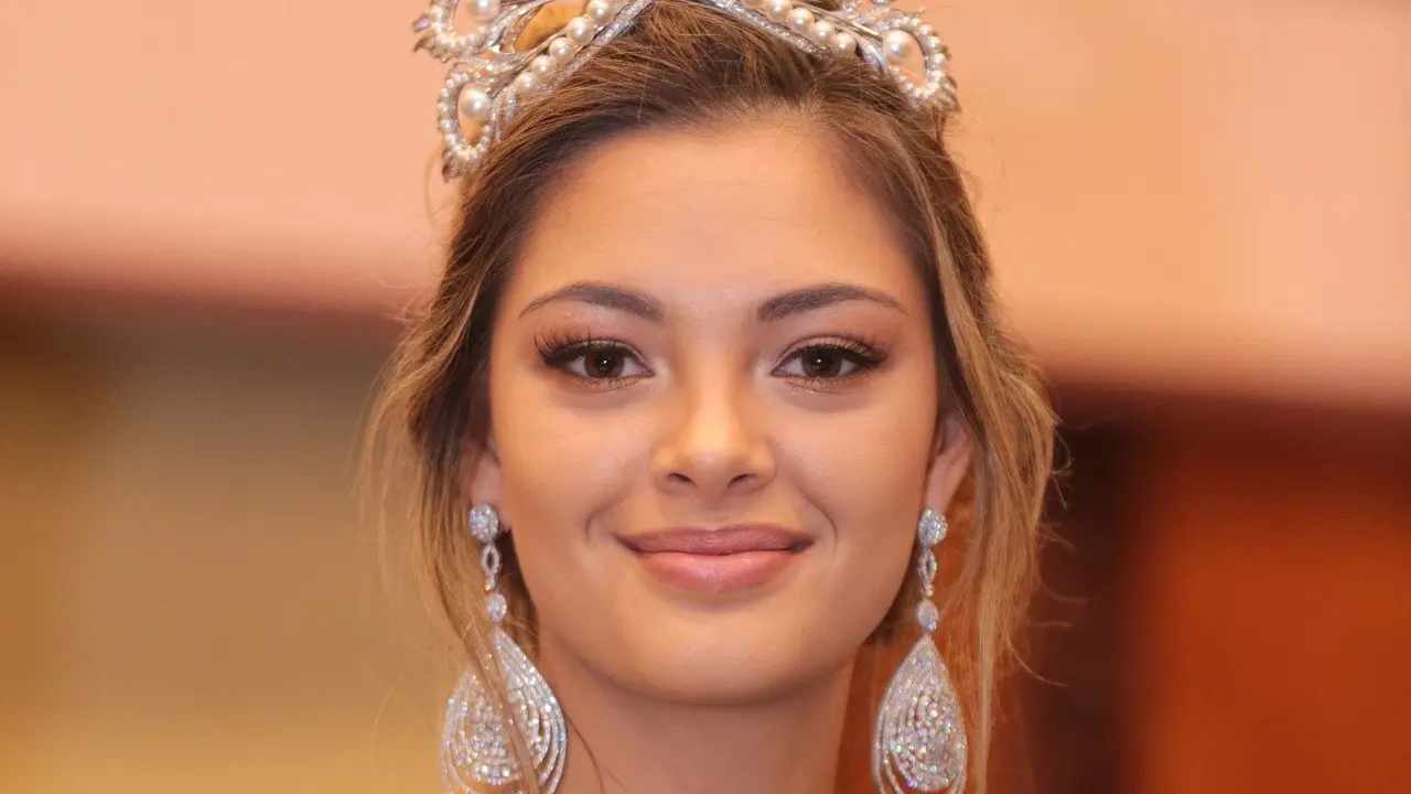 [Bintang] Demi-Leigh Nel-Peters