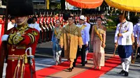 Raja Thailand Maha Vajiralongkorn (ketiga kiri), Ratu Suthida (kedua kanan), Pangeran Dipangkorn Rasmijoti (ketiga kanan), dan Putri Sirivannavari (kedua kiri) saat tiba untuk menjalani prosesi Royal Barge di Sungai Chao Phraya, Bangkok, Kamis (12/12/2019). (Handout/Thai Royal Household Bureau/AFP)