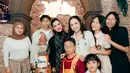 Di sebelah Rachel, sang ibu, Vien Tasman, juga ikut memeriahkan acara dengan mengenakan jubah hitam panjang ala penyihir Hogwarts. Ia tampil elegan dengan paduan syal kotak-kotak khas sekolah sihir, menambah sentuhan magis pada penampilannya. [@vienstasman]