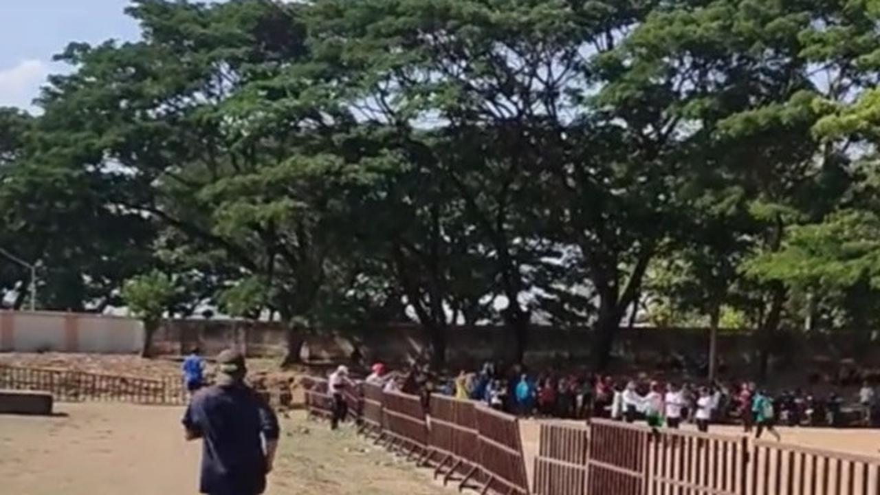 Anak Lomba Lari, Aksi Ayah Ikut Lari Keliling Lapangan Temani Buah Hati Ini Tuai Haru