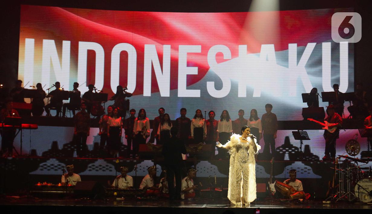 Aksi panggung penyanyi Lea Simanjuntak saat acara Nation Building Conference (NBC) yang digelar STT Internasional Harvest di Jakarta, Jumat (24/3/2023). (Liputan6.com/Herman Zakharia)