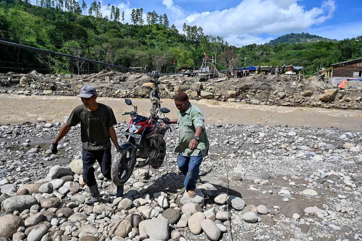 FOTO: Perjuangan Warga Ketol Menyeberangi Sungai  Berarus Deras dengan Tali