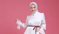 Foto Melody mengenakan dress putih (Credit: Instagram/melodylaksani92)