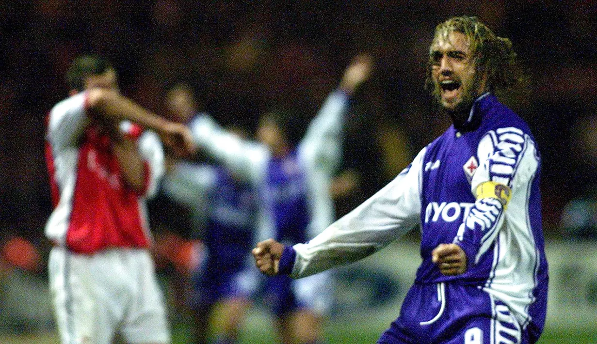 Gabriel Batistuta merupakan salah satu penyerang terbaik pada masanya. Striker asal Argentina tampil cukup tajam bersama Fiorentina. AS Roma kemudian berhasil merekrut Batistuta pada tahun 2000. Kala itu, Giallorossi mengeluarkan 36,15 juta euro untuk mendapatkan Batistuta yang berusia 31 tahun dari Fiorentina. (Adrian DENNIS / AFP)