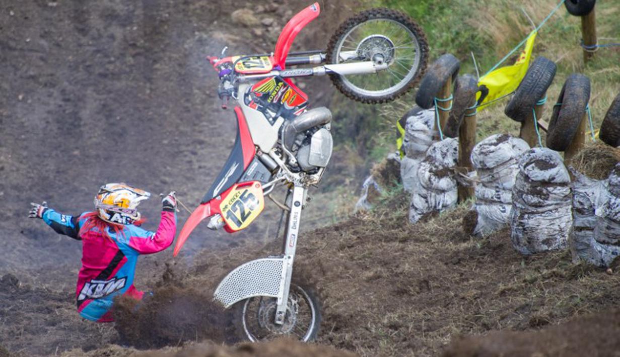Seorang pebalap terjatuh dari motornya saat berlomba di Kejuaraan Montee Impossible Moto di La Bresse, Prancis. (19/7/2015). (AFP PHOTO/SEBASTIEN BOZON)