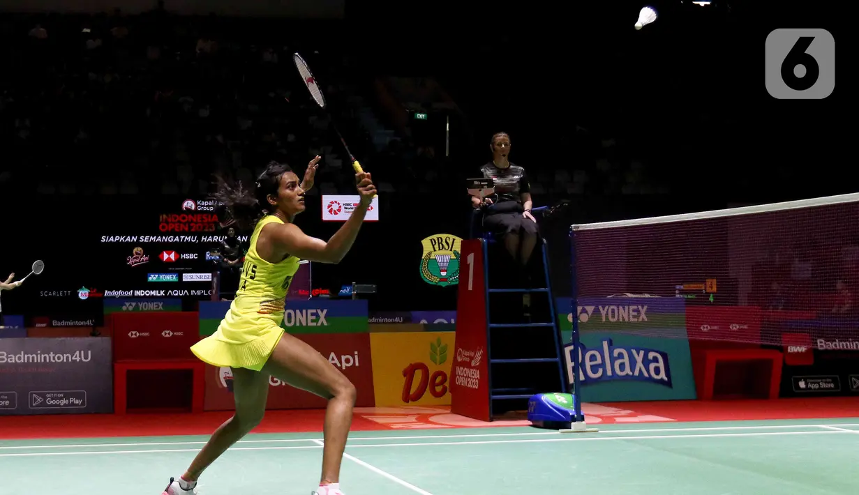 Sindhu menjauh usai interval, Gregoria ketinggalan di angka 8-16. (Liputan6.com/Herman Zakharia)