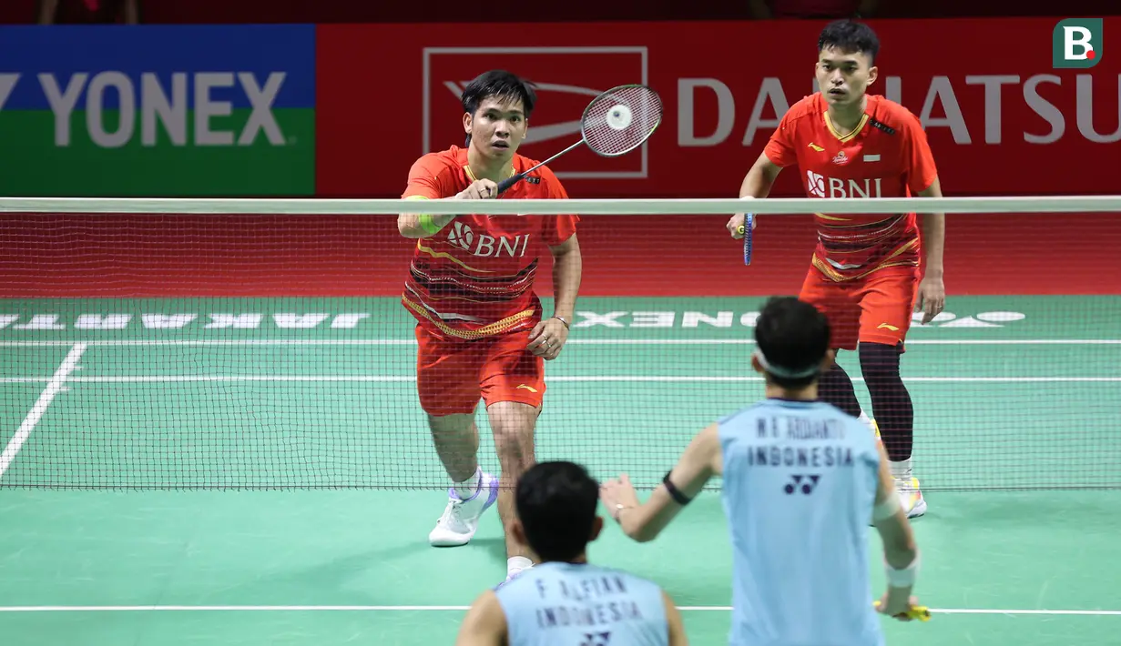 Pemain ganda putra Indonesia, Daniel Marthin (kiri) yang berpasangan dengan Leo Rolly Carnando berusaha mengembalikan serve saat menghadapi sesama pasangan Indonesia, Fajar Alfian/Muhammad Rian Ardianto pada laga semifinal Daihatsu Indonesia Masters 2024 di di Istora Senayan, Jakarta, Sabtu (27/1/2024). Leo/Daniel menang rubber game dengan skor 19-21, 21-14 dan 21-17. (Bola.com/Pradipta Rama)