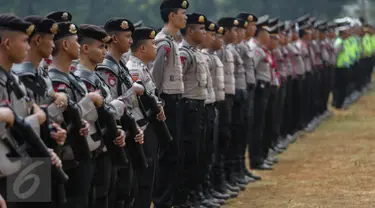 Polda Metro Jaya menggelar apel di Lapangan Banteng, Jakarta, Minggu (2/8/2015). Apel tersebut terkait persiapan konferensi organisasi kepala kepolisian ASEAN (ASEANAPOL) ke-35 dan Indonesia ditunjuk sebagai tuan rumah. (Liputan6.com/Faizal Fanani)