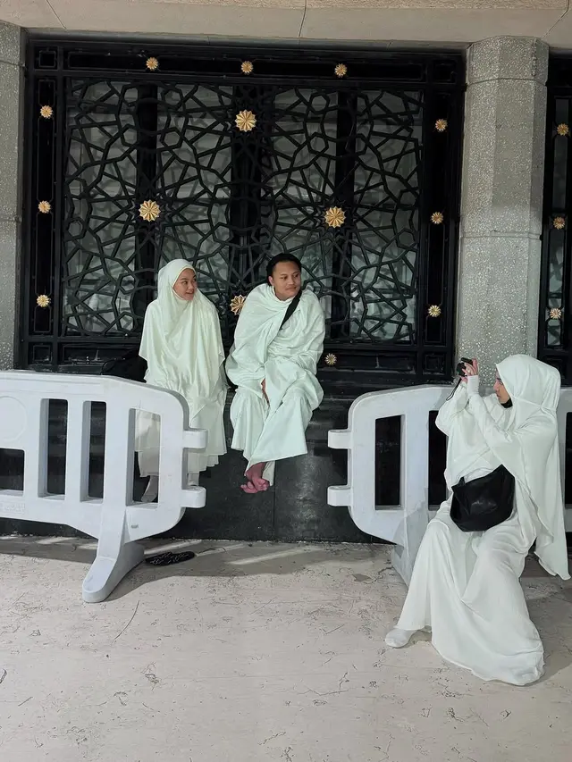 6 Potret Mahalini Umroh Bareng Rizky Febian dan Sahabat, Penampilan Berhijab Bikin Adem