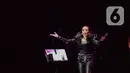 Penyanyi Reza Artamevia mengajak penonton bernyanyi saat tampil dalam festival musik Love Fest di Istora Senayan, Jakarta, Sabtu (22/2/2020). Dalam penampilannya Reza membawakan sejumlah lagu hitsnya seperti satu yang tak bisa lepas, keabadian, berharap tak berpisah. (Liputan6.com/Faizal Fanani)