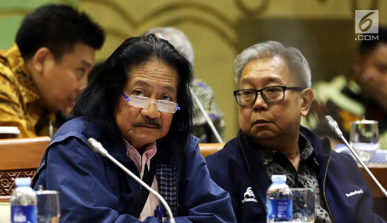 Dirut PT. Indofood Franciscus Welirang (kiri) dan beberapa pengusaha lainnya saat mengikuti RDP antara Panja Limbah dan Lingkungan Komisioner VII dengan Dirjen Minerba di Kompleks Parlemen MPR/DPR-DPD, Jakarta, Rabu (6/3). (Liputan6.com/Johan Tallo)