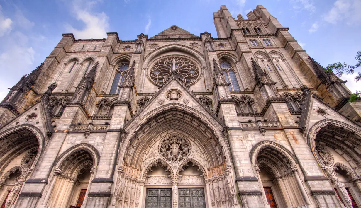 The Cathedral Church of Saint John the Divine di New York, AS. Memiliki panjang 183,2 m (601 kaki) dan lebar 70,7 m (232 kaki).(livingchurch)