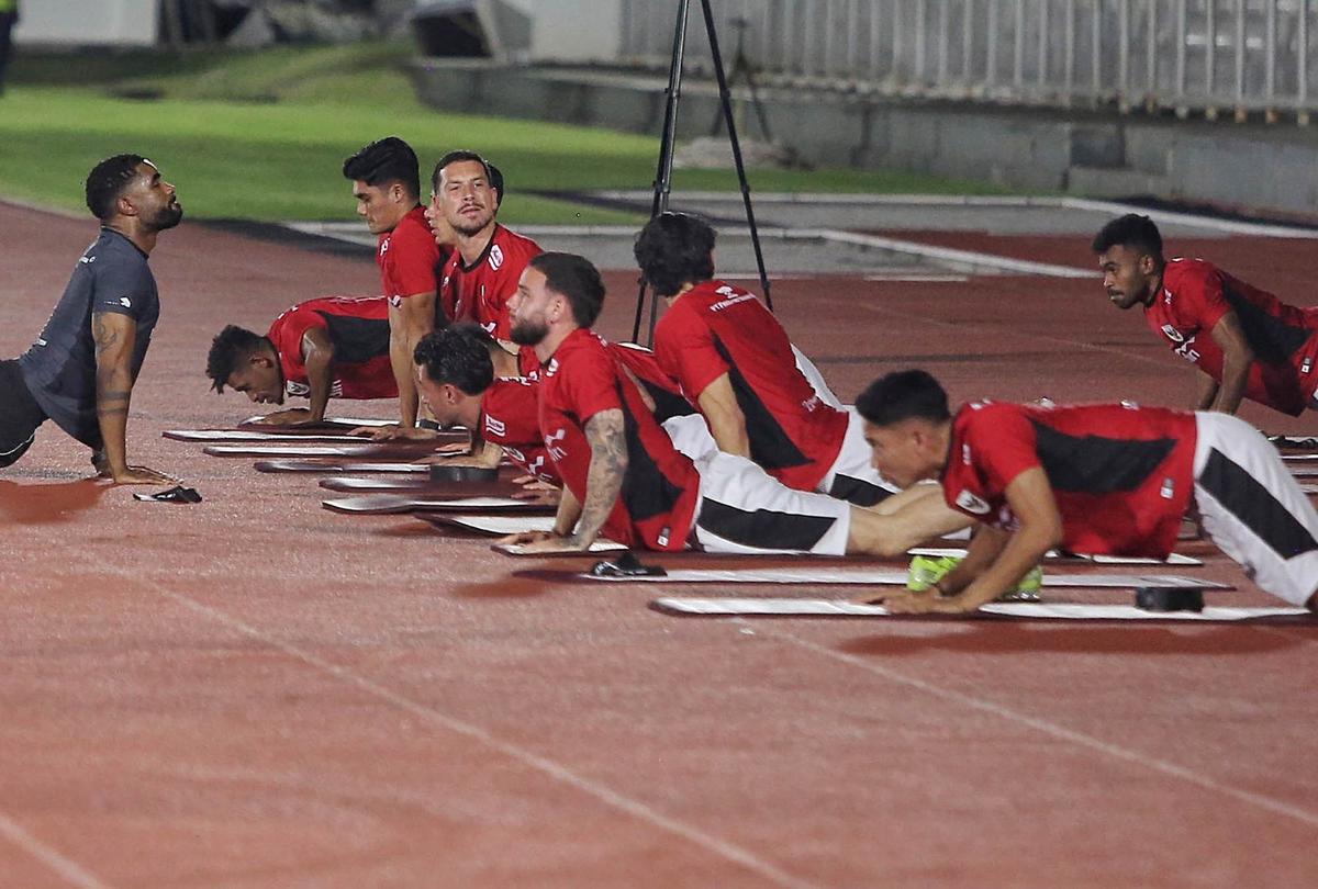 FOTO: Erick Thohir Pantau Langsung Latihan Timnas di Senayan