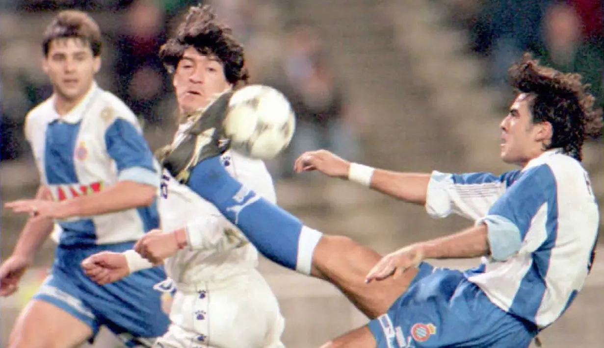 Ivan Zamorani (tengah) berkostum Madrid selama empat tahun. Dalam kurun waktu tersebut, ia bermain dalam 173 pertandingan dan mengemas 77 gol. Ia juga berhasil mengantarkan Madrid meraih satu gelar La Liga musim 1994-95. (AFP)