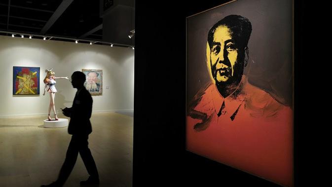 Lukisan potret Mao Zedong karya Andy Warhol laku terjual di Hong Kong (AP/Vincent Yu)