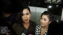 Melanie Ricardo (kiri) dan Fitri Carlina saat berada di Rumah Sakit Cipto Mangunkusumo, Jakarta, pada Rabu (19/4). Kedatangan Melanie dan Fitri Carlina untuk menjenguk Julia Perez yang dikabarkan dalam kondisi kritis. (Liputan6.com/Herman Zakharia)