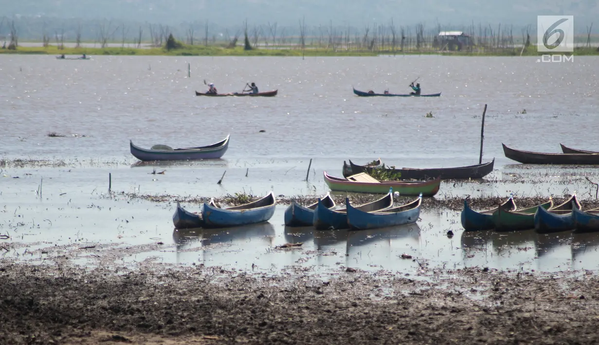 Sebagian nelayan tetap mencari ikan kala kekeringan melanda Danau Limboto, Gorontalo, Sabtu (22/9). Kendati air danau surut, sebagian nelayan tetap mencari ikan demi memenuhi kebutuhan hudup. (Liputan6.com/Arfandi Ibrahim)