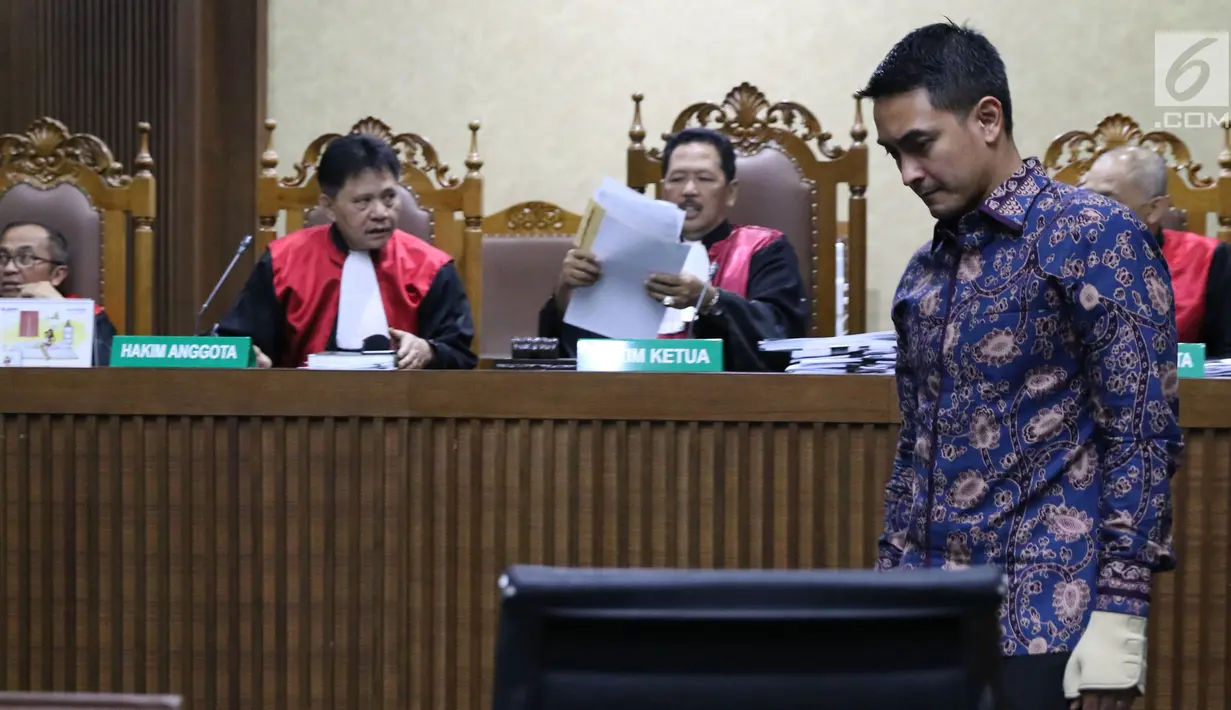 Gubernur nonaktif Jambi, Zumi Zola saat menjalani sidang lanjutan dugaan gratifikasi dan suap di Pengadilan Tipikor Jakarta, Senin (17/9). Sidang menghadirkan 8 orang saksi dari unsur PNS dan DPRD Jambi. (Liputan6.com/Helmi Fithriansyah)