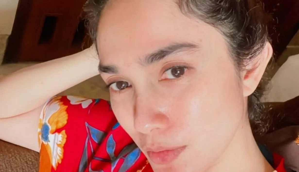 Namun kecantikan Ussy tak hanya saat dalam kondisi full makeup. Bahkan saat bareface, ia tampak glowing. [IG/@ussypratama]